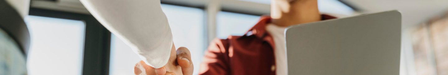 proyect image men shaking hand